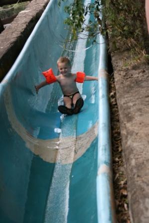 Marnas auf der Rutsche